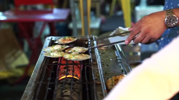 Гриль барбекю морепродукты, гриль гребешки с маслом на костре древесного угля — стоковое видео
