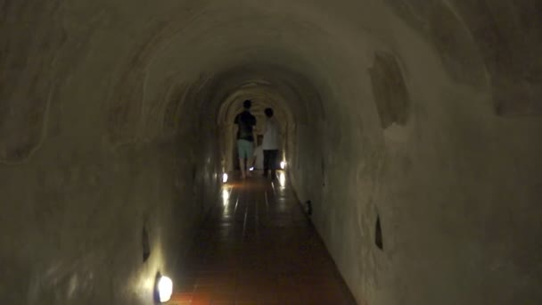 Aziatische familie wandelen in grot tunnel tempel aan respect betuigen — Stockvideo