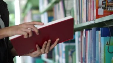 Asyalı kız seyir için kitap, çevirmek ve Kütüphane raflarında yerine koy
