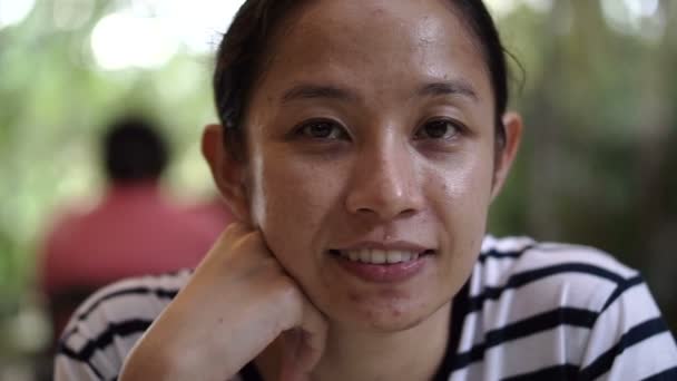 Asijské smíšené rasy dívka pohled na fotoaparát s usmívající se obličej — Stock video