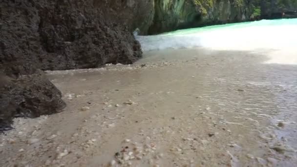 Reis naar het paradijs tropische eilanden, Krabi, Thailand. Traditionele boot op het witte zandstrand — Stockvideo