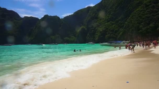 Krabi, Thailand - juni 2016: Resa till paradise tropiska öar i Thailand, turist spelar i crystal gröna vatten — Stockvideo