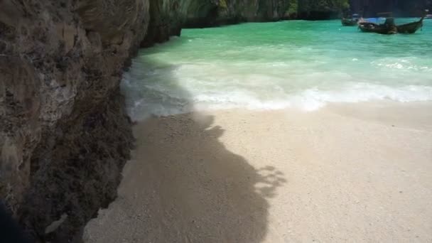 Ταξίδι σε τροπικά νησιά παράδεισο, Krabi, Ταϊλάνδη. Παραδοσιακή βάρκα στην παραλία με τη λευκή άμμο — Αρχείο Βίντεο