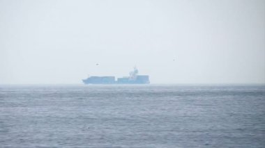 Yelken, Puslu deniz okyanus ufuk gökyüzünde saatte kargo kargo gemisi