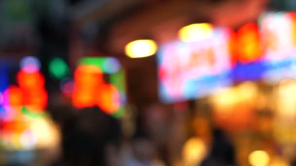 Gente caminando por la ciudad noche fondo de Hong Kong iluminado signos de luz — Vídeos de Stock