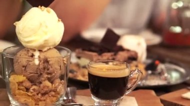 affogato İtalyan stil tatlı sıcak kahve Kepçe soğuk dondurma ile