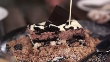 Krema sos damlama brownie sarışın tatlı üzerinde beyaz