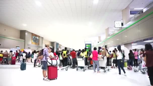 Bangkok, Tailandia - Marzo 2016: Personas de colores en el cinturón de equipaje del aeropuerto en el aeropuerto de Don Maung. Resumen del turismo y los viajes en Tailandia — Vídeos de Stock