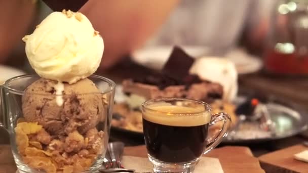 Affogato italienischen Stil Dessert heißen Kaffee mit einer Kugel kaltes Eis — Stockvideo