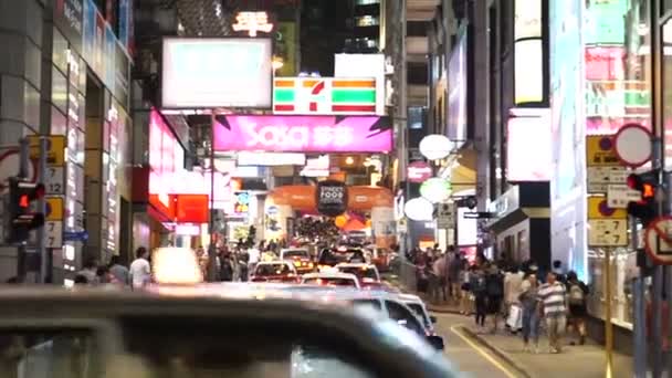 Hong Kong - abril 2016: Calle llena de gente y coches vida nocturna en la ciudad más activa de Hong Kong del mundo . — Vídeos de Stock
