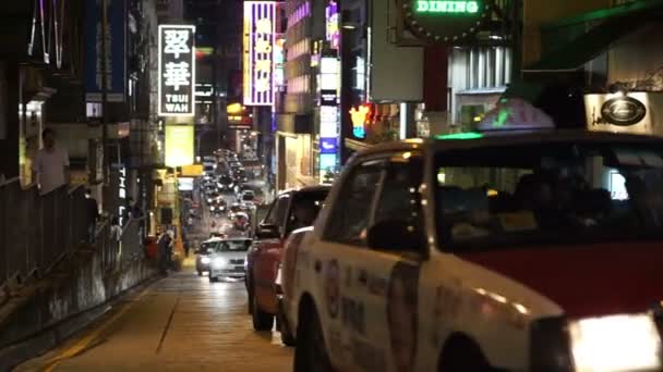 Hong Kong - abril 2016: Calle llena de gente y coches vida nocturna en la ciudad más activa de Hong Kong del mundo . — Vídeos de Stock