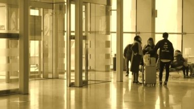 Yunlin, Tayvan - Şubat 2016: Commuters siluet Hsr istasyonunda Havaalanı mimari gibi görünüyor