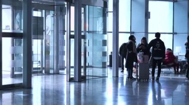 Yunlin, Tayvan - Şubat 2016: Commuters siluet Hsr istasyonunda Havaalanı mimari gibi görünüyor