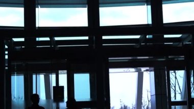 Yunlin, Tayvan - Şubat 2016: Commuters siluet Hsr istasyonunda Havaalanı mimari gibi görünüyor