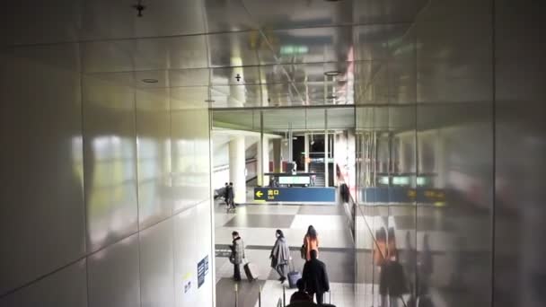 Tainan, Taiwán - Febrero 2016: La silueta de los viajeros en la estación HSR parece arquitectura del aeropuerto — Vídeos de Stock