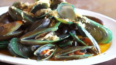 Deniz ürünleri tabağı midye kızarmış yağ ve sos, lezzetli Tay gıda ile