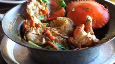 Pişmiş Yengeç erişte pot, Tay Çin deniz ürünleri tabağı ile