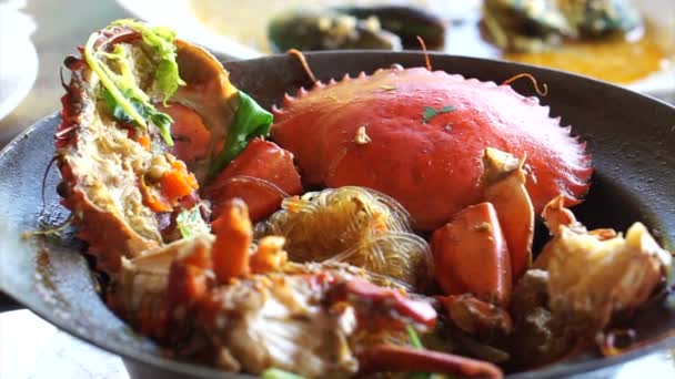 Crabes cuits au four avec vermicelles en pot, plat de fruits de mer chinois thaïlandais — Video