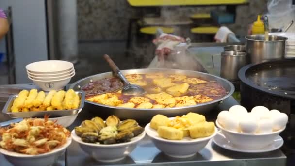 Street food in Taipei, Taiwan. Selling noodle and soup with different topping such as spicy stinky tofu, pork and sausage — Stock Video