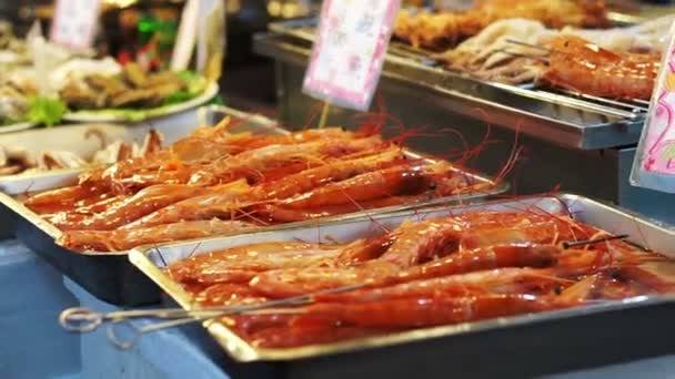 新鮮な調理済み魚介類士林夜市場、台湾で販売。台北の屋台中華風 — ストック動画
