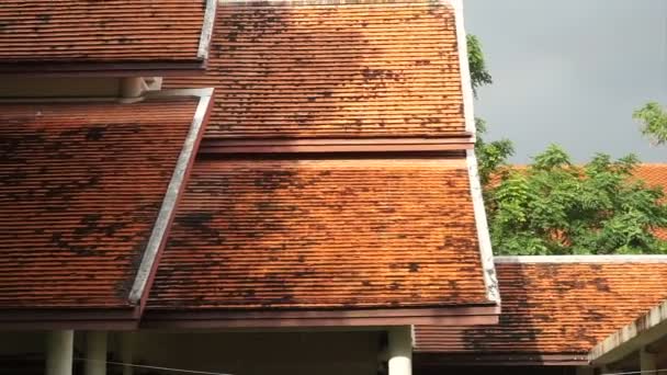 Kraftigt tropiskt regn regnperiod på thailändsk arkitekt orange tak — Stockvideo