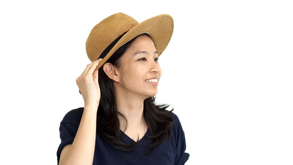 Случайная дружественная азиатская девушка в шляпе расслабляющая и улыбающаяся — стоковое фото