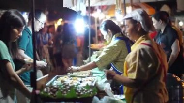 Chiangmai, Tayland - Kasım 2015: Loi krattong Festivali'nde Pazar gece Tapınağı. Çok sokak gıda satıcı tezgahları, oyun ve dönme dolap. Yerel ve gece konumlar zevk turizm