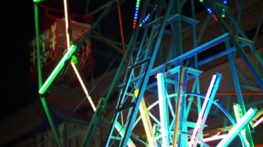 Küçük eski karnaval dönme dolap gece aydınlatmak neon ışık ile