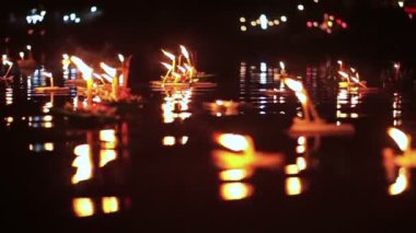 Loi Krathong Festivali Chiangmai, Tayland. Yüzen binlerce sepetleri dekore edilmiş ve mumlar ödemek için nehir tanrıça için saygı duyuyorum. Dolunay gecesi Tay geleneksel kültür