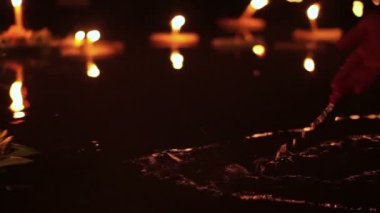 Loi Krathong Festivali Chiangmai, Tayland. Yüzen binlerce sepetleri dekore edilmiş ve mumlar ödemek için nehir tanrıça için saygı duyuyorum. Dolunay gecesi Tay geleneksel kültür