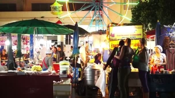 Chiangmai, thailand - November 2015: Nachtmarkt auf dem loi krattong Festival. Viele Street-Food-Stände, Wildbret und Riesenrad. Einheimische und Touristen genießen nächtliche Attraktionen — Stockvideo