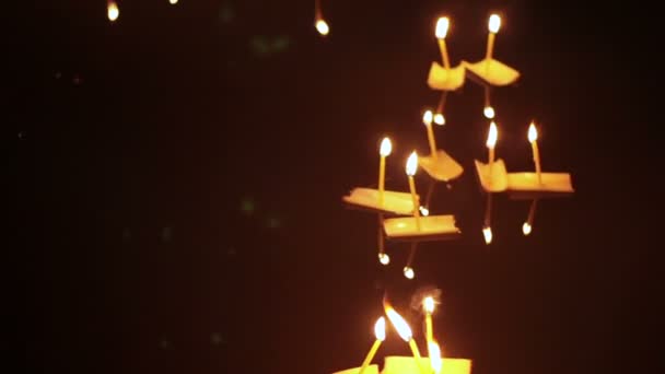 在清迈，泰国水灯节。上千的浮动装饰篮子和蜡烛来支付方面河女神。泰国的传统文化，在满月的夜晚 — 图库视频影像