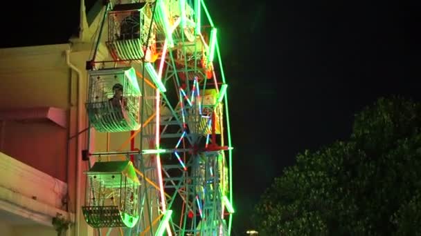 Chiangmai, Tailandia - Noviembre 2015: Mercado nocturno del templo en el festival Loi krattong. Muchos puestos de vendedores ambulantes de comida, caza y noria. Atracciones nocturnas locales y turísticas — Vídeo de stock