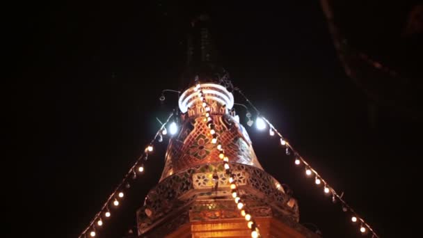 Pagode budista com luz de faixa de festival durante as férias religiosas — Vídeo de Stock