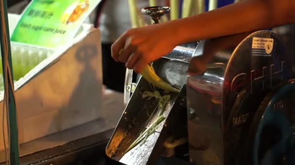 Suco de cana-de-açúcar fresco extraído da máquina na Ásia — Vídeo de Stock