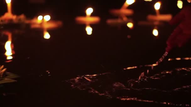 Фестиваль Лой Тонг в Чиангмае, Таиланд. Тысячи плавающих украшенных корзин и свечей в знак уважения к речной богине. Тайская традиционная культура в ночь полнолуния — стоковое видео