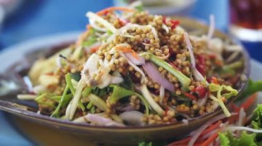 Tayland Mutfağı deniz ürünleri tabağı, mango papaya at nalı yengeci (Limulidae) yumurta baharatlı salatası