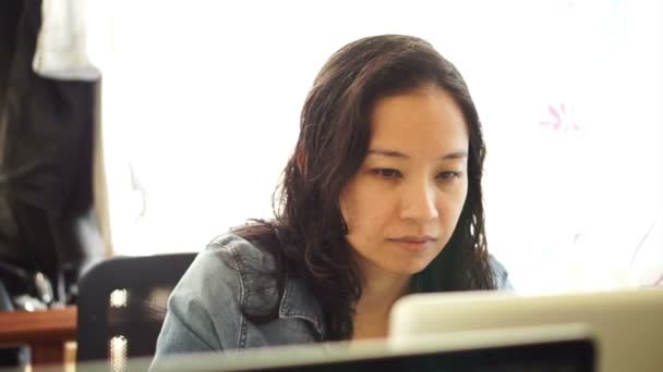 Retrato de mujer de negocios independiente asiática usando una computadora portátil que trabaja desde casa — Vídeos de Stock