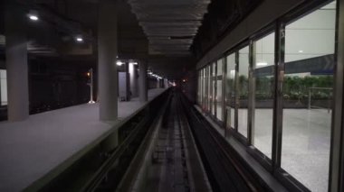 Metro pop karanlık tünel ve istasyonu ışık tren