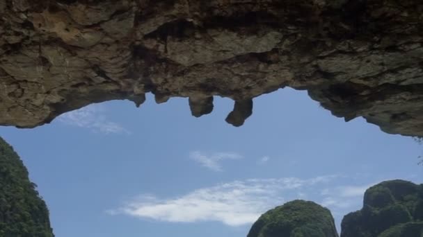 Wunderschöner tropischer Strand und Höhlen-Kalksteinberg auf der thailändischen Insel Phi Phi — Stockvideo