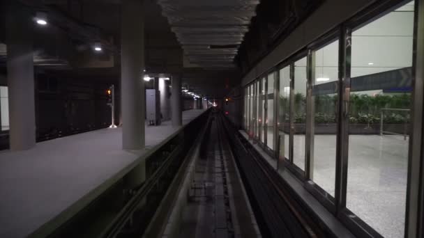 Vlak metra pop v temné světlo v tunelu a stanice — Stock video