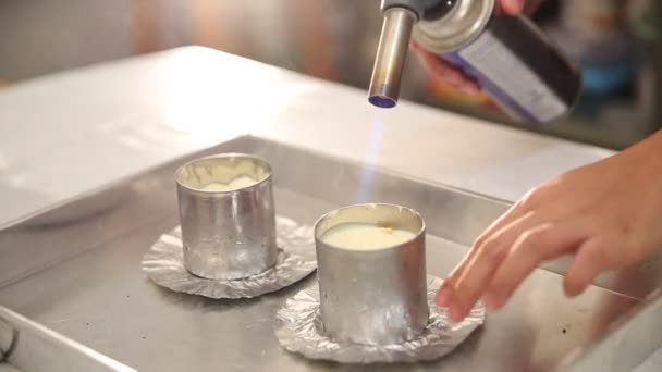 Molde inoxidável da padaria do bolo de queijo descongelado com queimador de tocha de cozinha — Vídeo de Stock