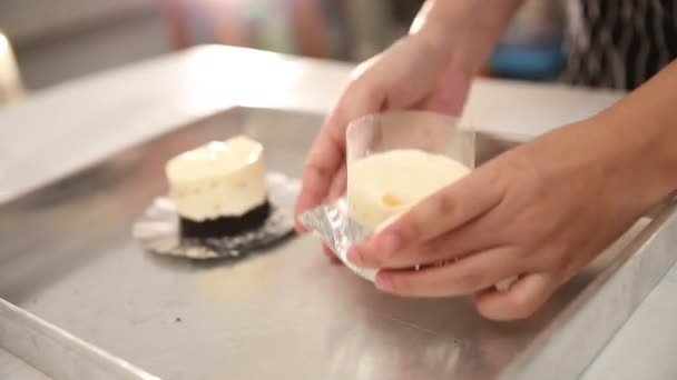 Envelopper à la main du plastique et du papier d'aluminium autour de tarte au fromage — Video