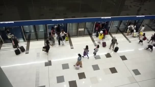 Hong Kong-April 2016: menigte en passagier op Hong Kong International Airport geautomatiseerd People Mover, shuttle trein tussen terminal — Stockvideo