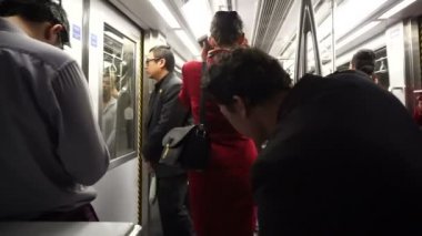 Hong Kong-Nisan 2016: kalabalık ve yolcu, Hong Kong Uluslararası Havaalanı otomatik insanlar Mover, terminal arasında Tren Servisi