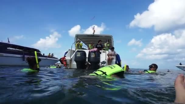 Краби, Таиланд - Май 2016: Туристическая лодка для сноркелинга вокруг красивого островного залива в Краби, Таиланд — стоковое видео