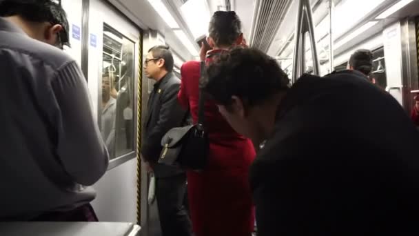 Hong Kong abril 2016: Multidão e passageiros no Aeroporto Internacional de Hong Kong Automated People Mover, trem de transporte entre o terminal — Vídeo de Stock