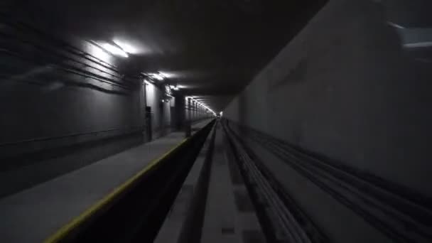 Metro pop in donkere tunnel en station licht trainen — Stockvideo