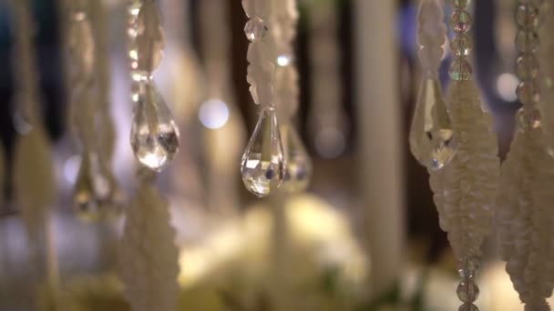 Хрустальные и стеклянные украшения для свадебного фона — стоковое видео