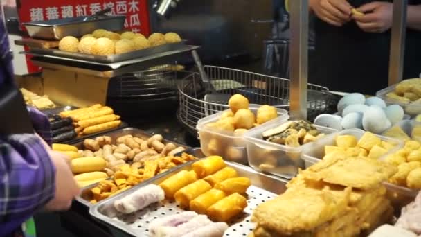 Taiwanesisch-chinesisch vegetarisches Essen Stand. viele Gerichte, die Fleisch und anderen Lebensmitteln ähneln — Stockvideo